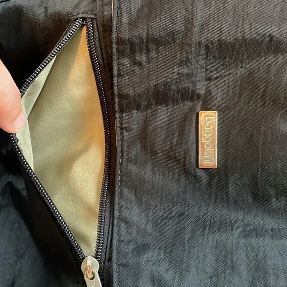 Baggallini crossbody bag Black 6 different compartments w/ flaps/zips/magnets. - Picture 4 of 15